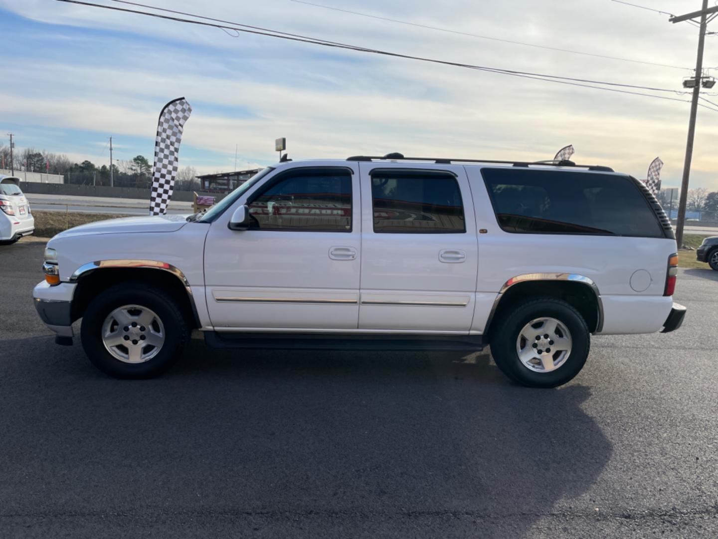 2006 White Chevrolet Suburban 1500 (1GNEC16Z16J) with an V8, 5.3 Liter engine, Automatic transmission, located at 8008 Warden Rd, Sherwood, AR, 72120, (501) 801-6100, 34.830078, -92.186684 - Photo#4